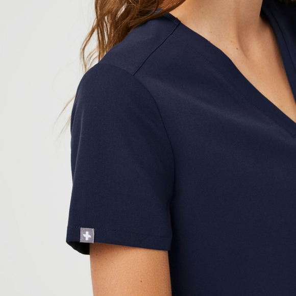 FIGS Casma Three-Pocket Scrub Top Technical Collection - Picture 5 of 10